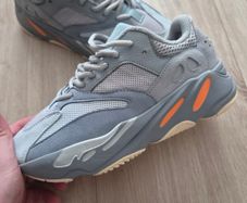 Adidas Yeezy Boost 700