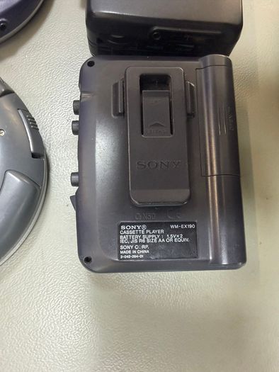 2 x walkman  and 2 x Discman