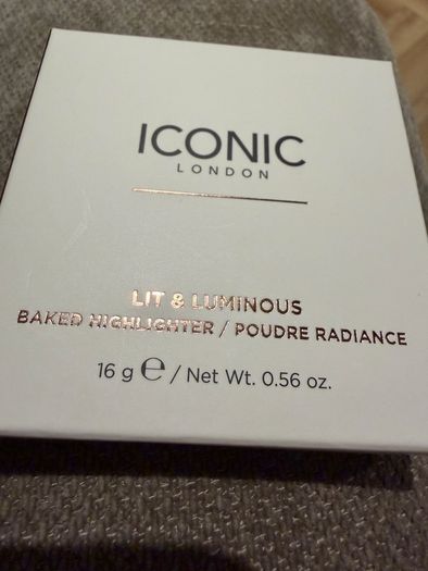 Iconic Lit & Luminous Baked Highlighter powder