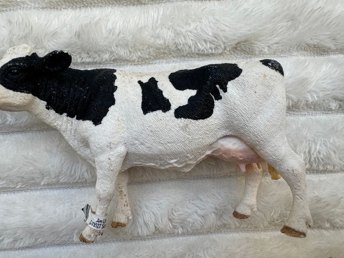Schleich Farm Animal Dairy Cow Figure D-73527 Used approx. 8 cm. Damaged Please see photos