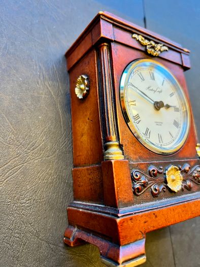 Mantelpiece clock