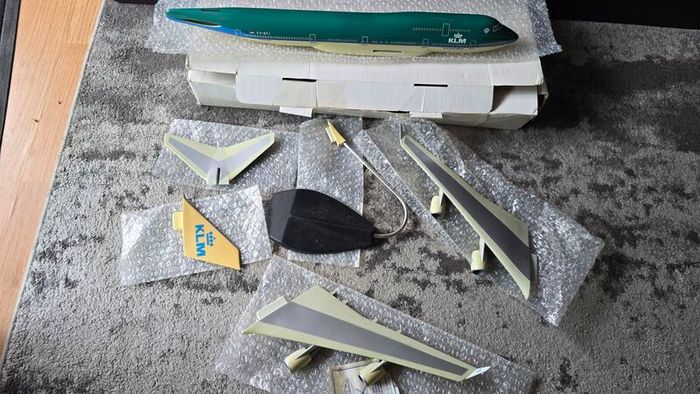 1:130 scale KLM Boeing 747-400 Travel agent model