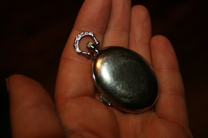 Women's Oval Shaped Vintage Alloy Quartz Analog Pocket Watch 6cm x 3,5cm