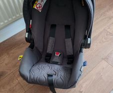 Car Seat PLUS ISOFix base - Graco The SnugLite i-Size