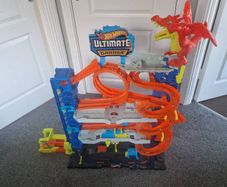 Hot wheels ultimate garage with dragon