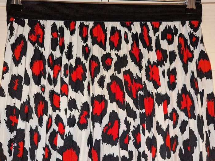 Stunning animal print pleated midi skirt from Voyelles