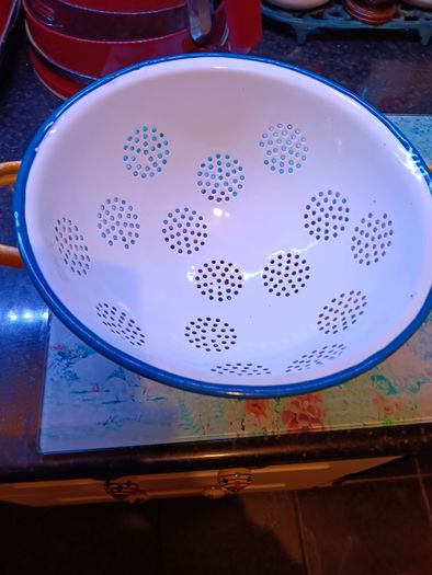 Vintage style colander