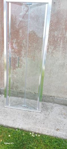 Toilet, hand basin/pedestal and shower door