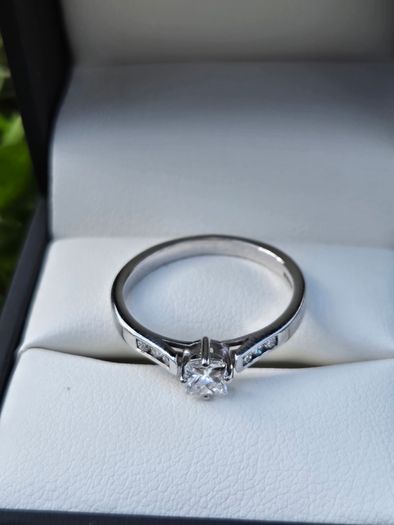 18ct White Gold Diamond Engagement Ring