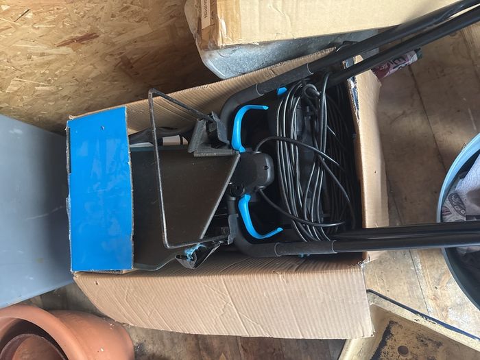 Electric lawn mower