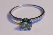 14k Gold ring with 1.22 ct Lab-Grown Diamond, 1.04 ct main green diamond cerified by IGI and Laser inscripted Ideal cut