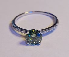 14k Gold ring with 1.22 ct Lab-Grown Diamond, 1.04 ct main green diamond cerified by IGI and Laser inscripted Ideal cut