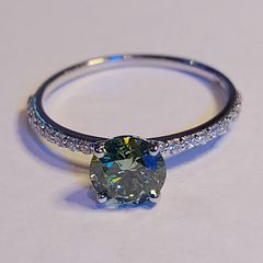 14k Gold ring with 1.22 ct Lab-Grown Diamond, 1.04 ct main green diamond cerified by IGI and Laser inscripted Ideal cut