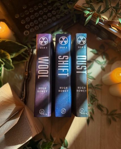 The Silo trilogy by Hugh Howey - Broken Binding