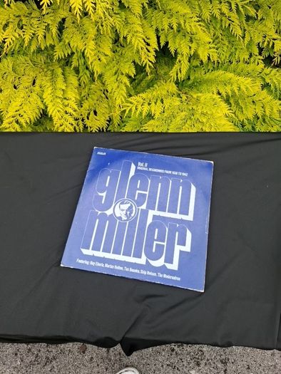 Double vinyl lp glenn miller jazz possible to post