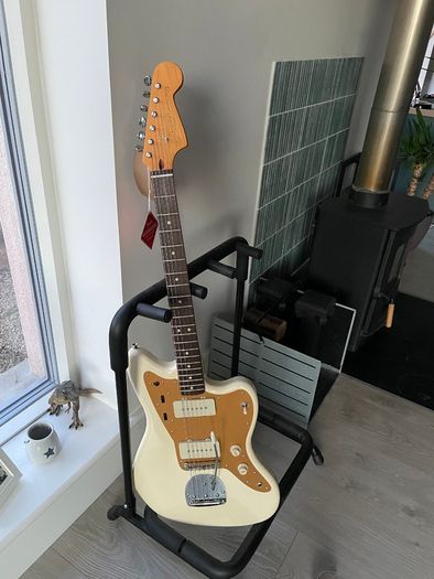 Very new J. Mascis Squier Jazz Master