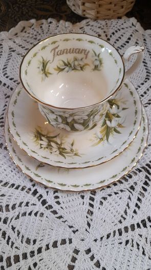Royal Albert Flower of the month "Snowdrops "
