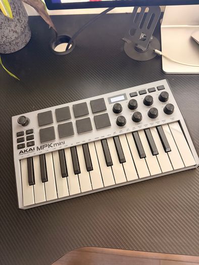 AKAI MPK mini MIDI controller