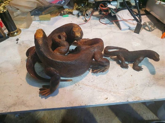 Komodo Battle sculpture