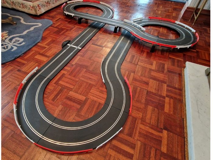 Scalextric New Loops Set: Supreme Police Chase Edition