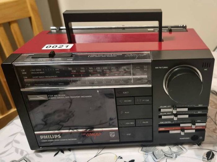 From 1985   Philips D8254, Made in Austria. Only Radio working.