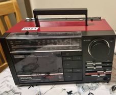 From 1985   Philips D8254, Made in Austria. Only Radio working.