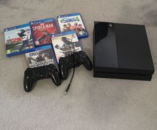 PS4, 2 Controllers and 5 Games