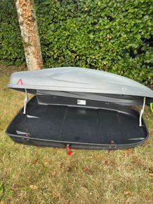 Roofbox and rails
