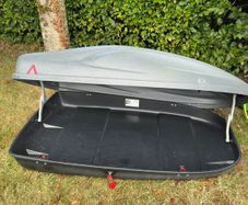 Roofbox and rails