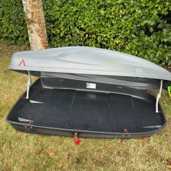 Roofbox and rails