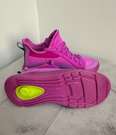 Ecco Kids trainer, newer worn. Size 31