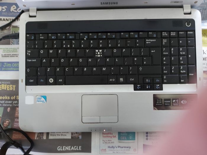 Samsung R530, Red, Intel Pentium Dual Core CPU T4400, 2.2GHz, Windows 7 Ultimate 32 bit, 4GB Ram, 150GB HDD, Opera, Chrome and VLC