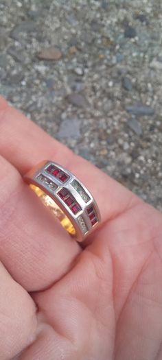 Vintage jewelry is sold individually for 5 to 10 euros
