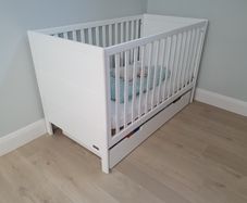 Beautiful childrens cot white - Mamas and Papas Yale Cot / Cot-bed (and extras)