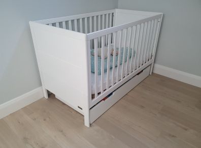 Beautiful childrens cot white - Mamas and Papas Yale Cot / Cot-bed (and extras)