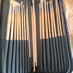 Long paintbrush case with brush set