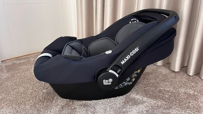 Like-New Maxi-Cosi TINCA Car Seat in Black & Grey & universal ISOFIX Maxi-Cosi FamilyFix2 for Preemie, Newborn, Baby, Toddler - 2 Piece Bundle