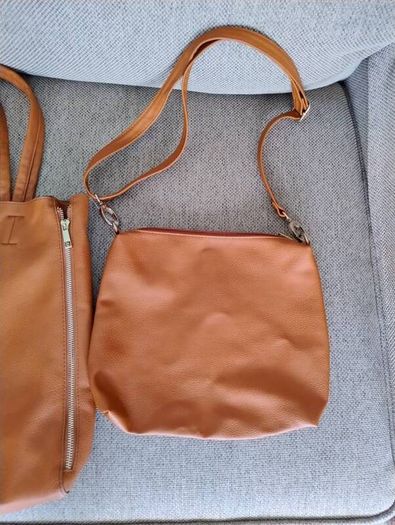 Large Tote Handbag new with smaller inner bag with adjustable and interchangeable shoulder strap in excellent condition with no issues and new and never used FREE STANDARD POSTAGE INCLUDED