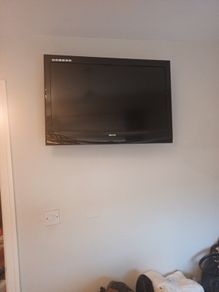 Walker TV & Remote.   Size 32". In Good  Condition  - Used 2-3 times.