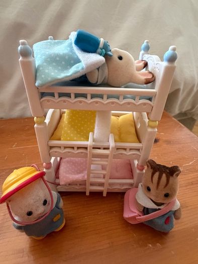 Sylvanian Families Triple Bunk Beds & 3 Nursery Baby Figures Set