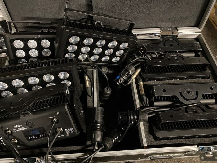 8 x Showtec Cameleon Flood 15 Q4 IP65 Weatherproof RGBW 15w x 5w LED Wash Lighting