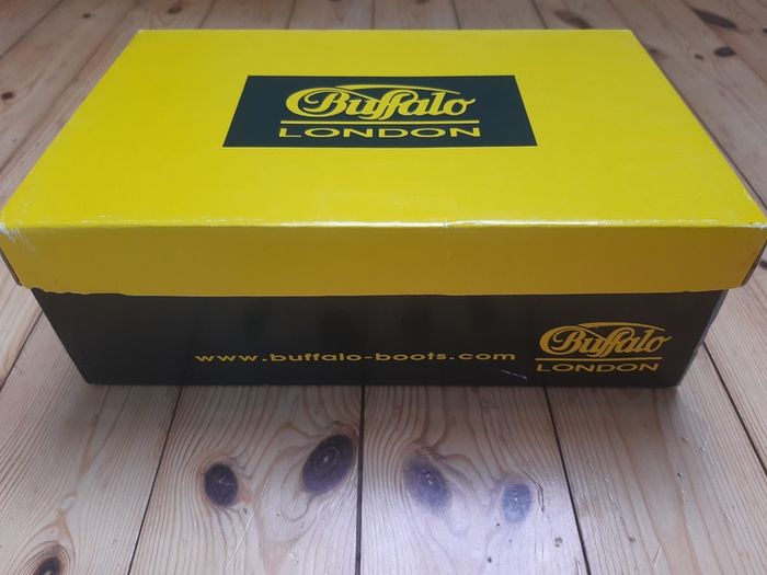 Womens Buffalo London shoes size 5