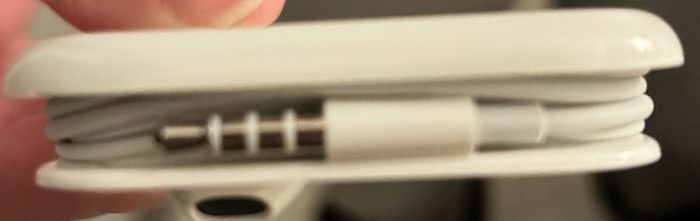 apple earpods brand new never used still in their box