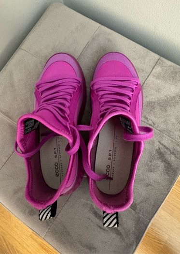 Ecco Kids trainer, newer worn. Size 31