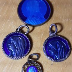 four vintage religious medals with blue (L), tub 3