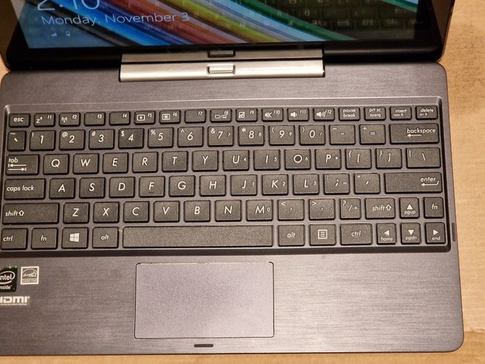 ASUS LaptopTablet CN9935, Windows 8, 2GB Ram 64GB HDD, Intel Atom CPU Z3740 1.33GHz in excellent condition