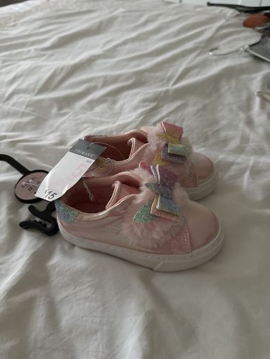 Baby shoes  size 5- new