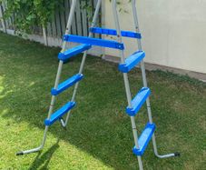 Free Swimming pool ladder