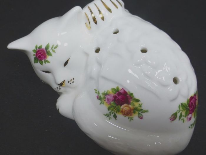 Rare Royal Albert "Old Country Roses" Pomander Potpourri  Cat