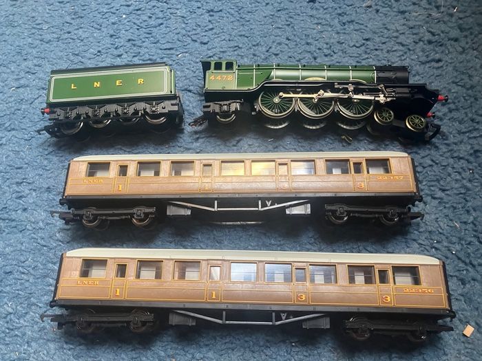 Flying Scotsman & 4 LNER Carriages - OO Gauge